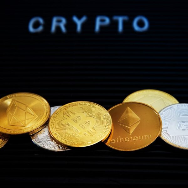 Crypto Prices Today: LEO, HYPE, IP, XAUT, PAXG Amid Economic Warnings